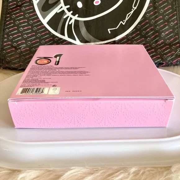 💄HP!💄LAST ONE! MAC Indulgent Glow Face Kit - Picture 13 of 14